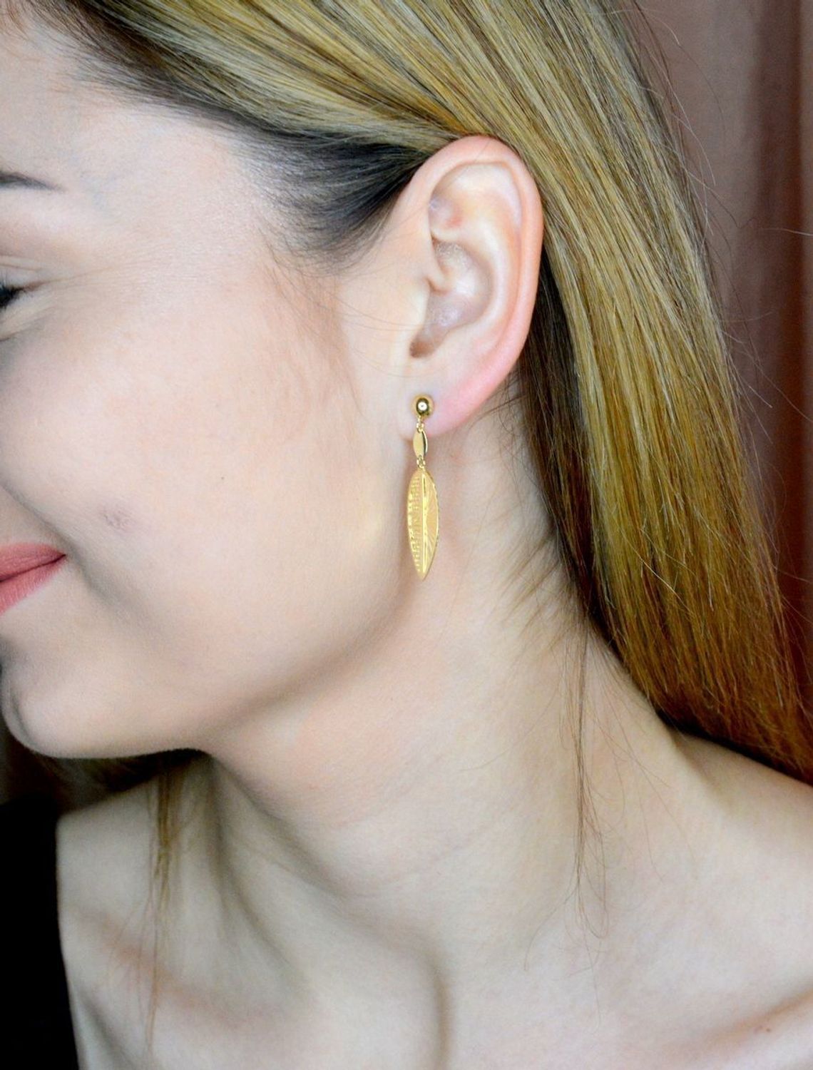 Złote kolczyki 585 wiszące listki KL 11657 585.  Złote kolczyki wykonane z najwyższej jakości żółtego złota, próba 585, waga około 2,28 gram. Kolczyki w minimalistycznym stylu, wpisujące się w obecne trendy modowe..jpg